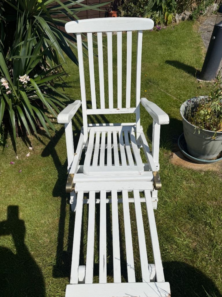 White Wooden Garden Steamer Recliner Chair – Good Condition