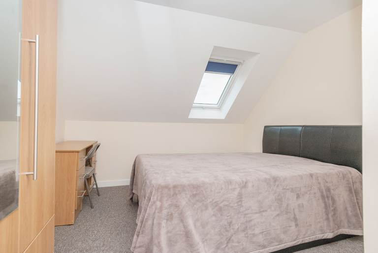 DOUBLE BEDROOM with en suite for flat share - top floor flat in Polwarth - available soon