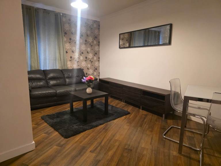 Furnished 2-Bedroom Flat to Rent – Paisley Centre