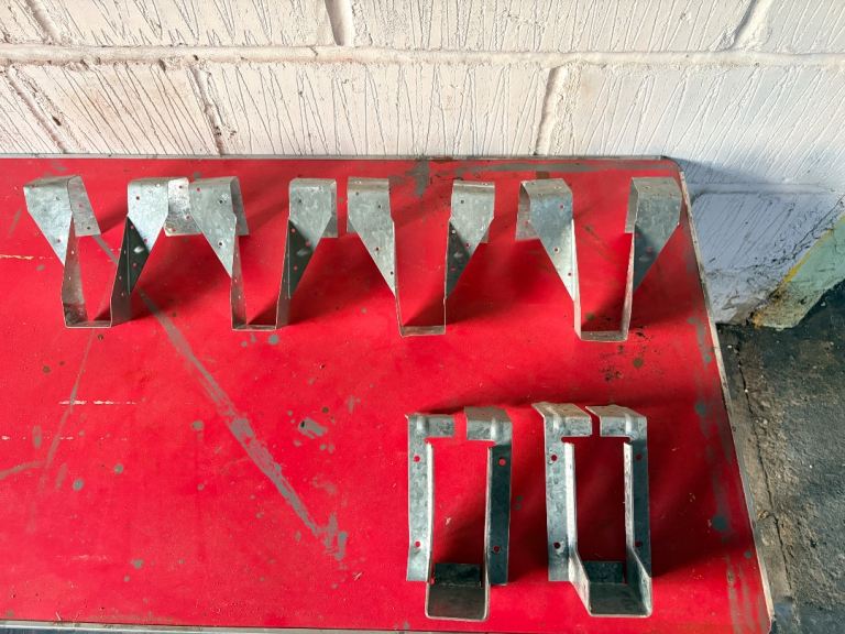 Joist brace / hangers