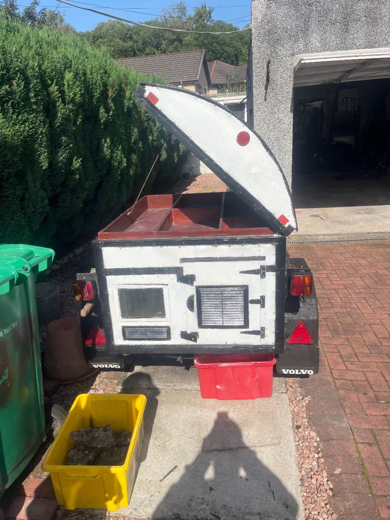  A dog trailer
