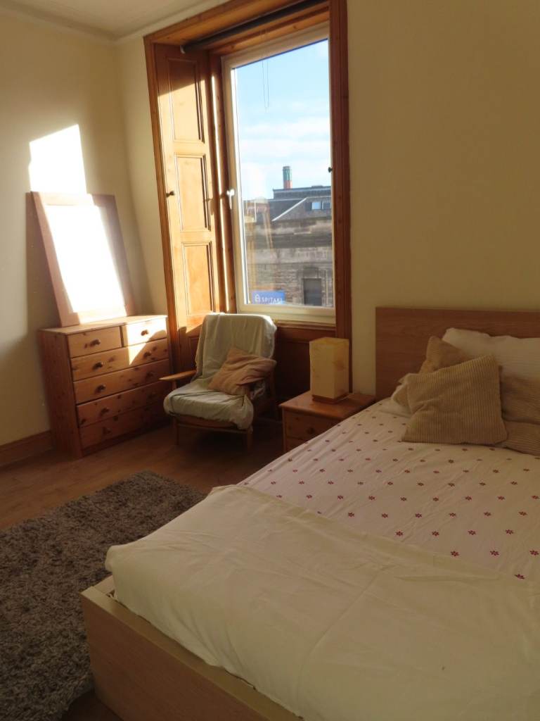Spacious, bright,  furnished one bedroom flat in Broughton.