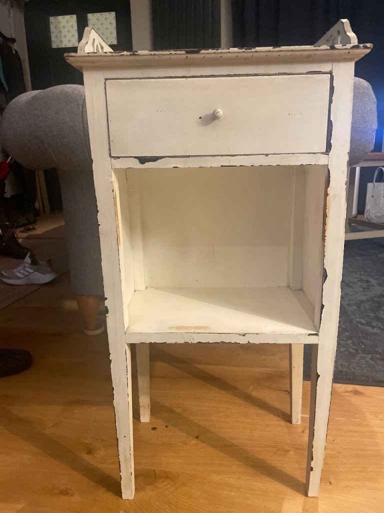 Side/bedside table