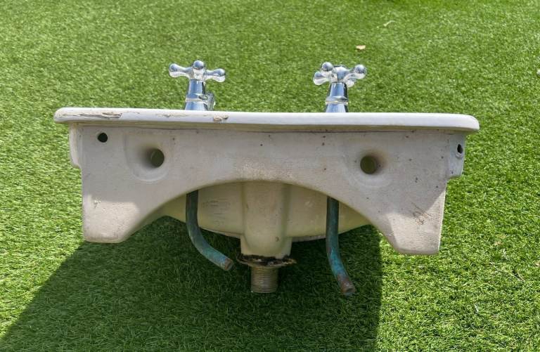 Bathroom Sink & Taps