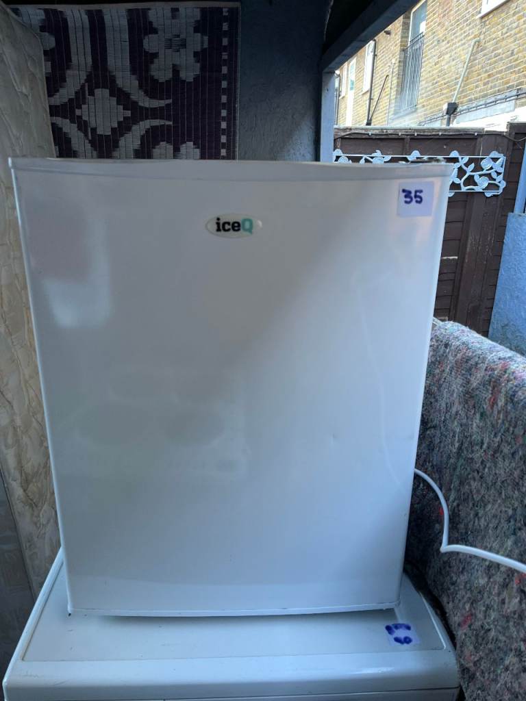 ice q  mini table top fridge   like new