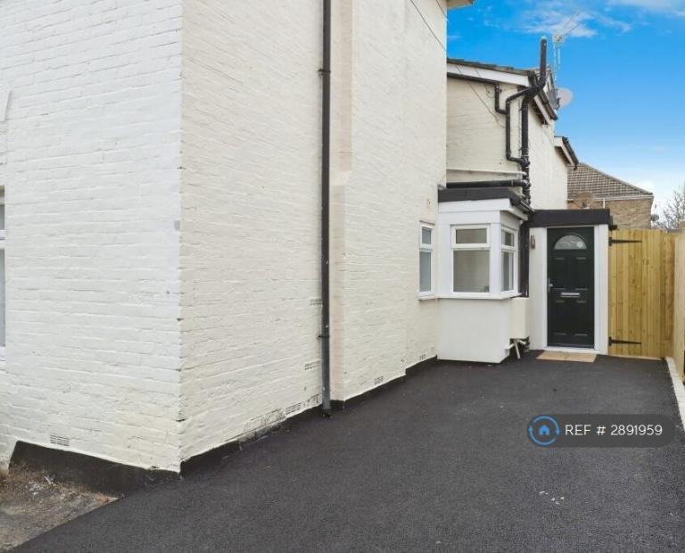 1 bedroom flat in Tamworth Road, Bournemouth, BH7 (1 bed) (#2891959)