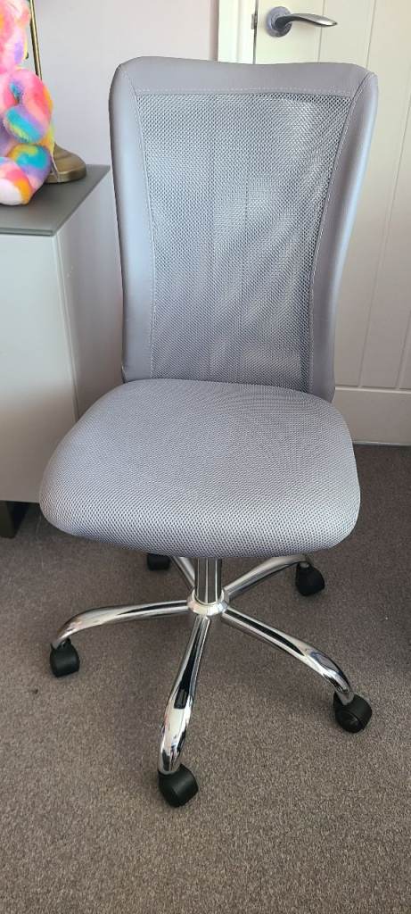 Grey Mesh Office Chair with Wheels – Good Condition