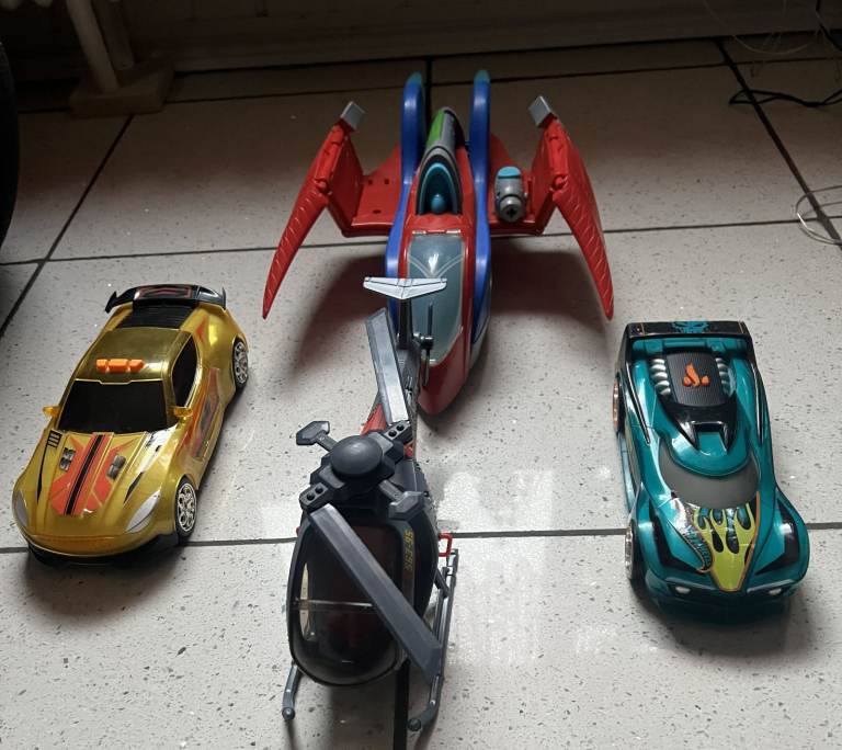 LARGE TOYS, AEROPLANE, HELICOPTER AND 2 RACING CARS ALL FOR ONLY £8, CAN POST