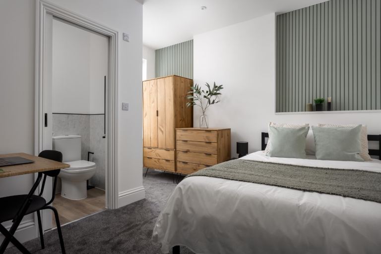 Modern Ensuite Room in Professional House - All Bills Included