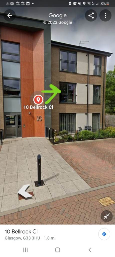 Room to rent in a private apartment block private parking  included 