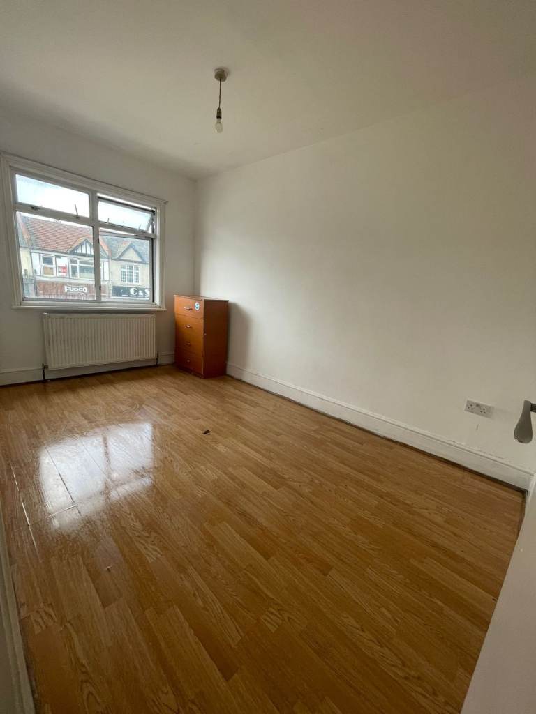 image for 5-Bedroom 3wc Flat above Shop to Rent in Wembley – Ealing Road