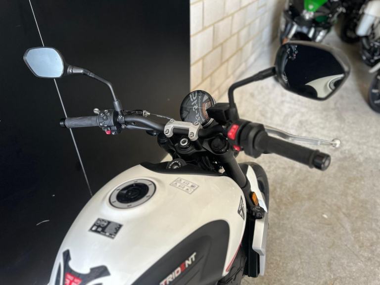 STUNNING ONE OWNER 2022/22 TRIUMPH TRIDENT 660 MOTORCYCLE
