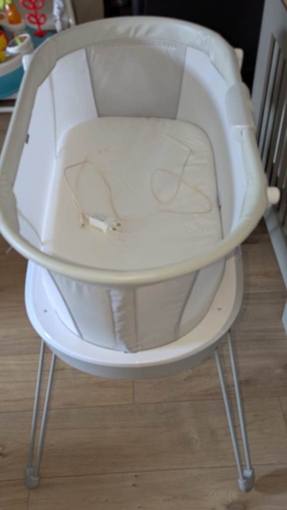 Fischer price basenet soothing moses basket 