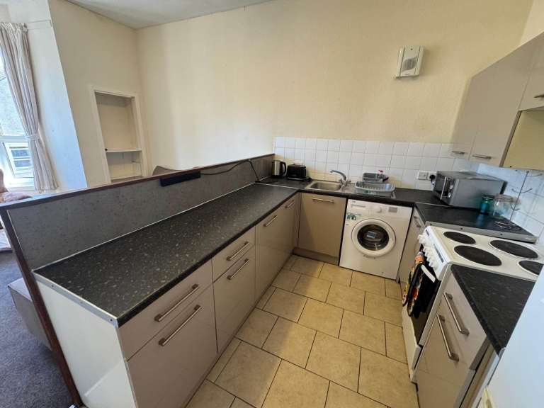 Rooms available in central location