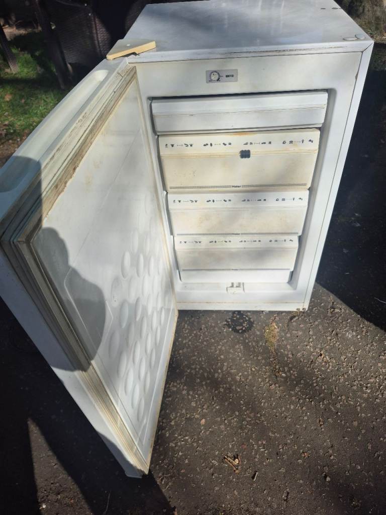 Undercounter freezer 
