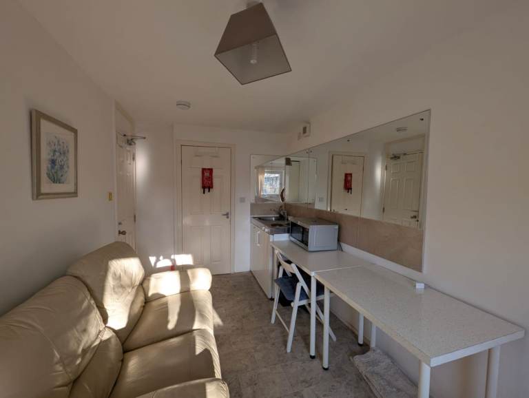 Small studio (private bathroom, private kitchen), free parking