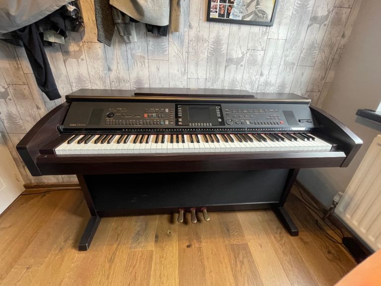  Yamaha Clavinova CVP-305 Digital Piano – Weighted Keys + Stool