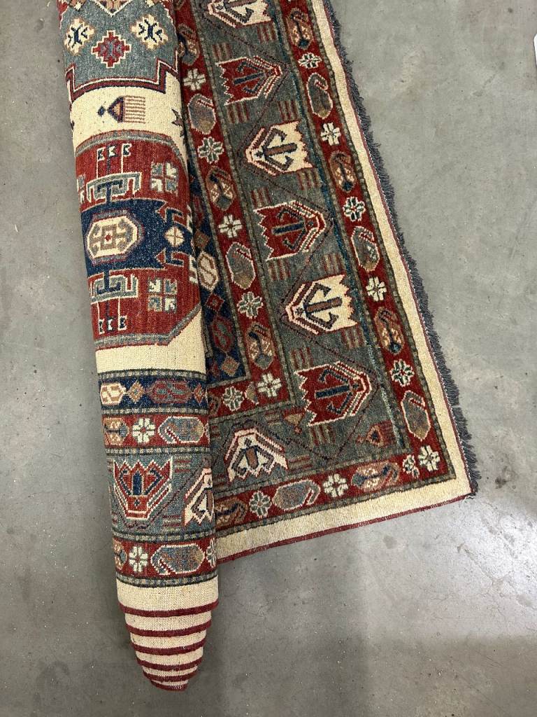 Large Hand-Knotted Oriental Rug – 195 x 265cm – Excellent Condition