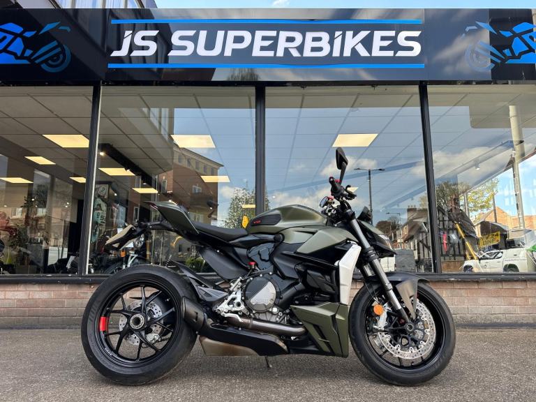 DUCATI STREETFIGHTER V2 2024 - STORM GREEN - ONLY 900 MILES