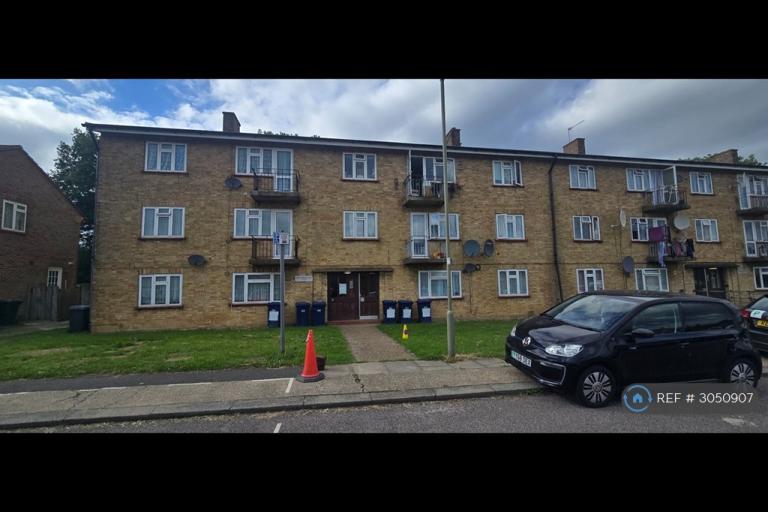 3 bedroom flat in Meadfield, Edgware, HA8 (3 bed) (#3050907)