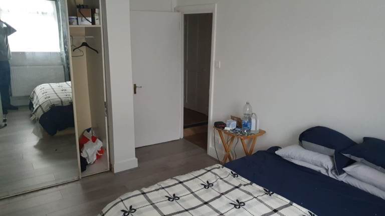 Stylish 1 Bedroom Ground Floor Flat with Private Garden, Cellar & Excellent Transport Links