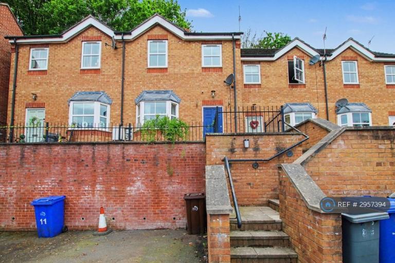 3 bedroom house in St Andrews Square, Stoke-On-Trent, ST4 (3 bed) (#2957394)