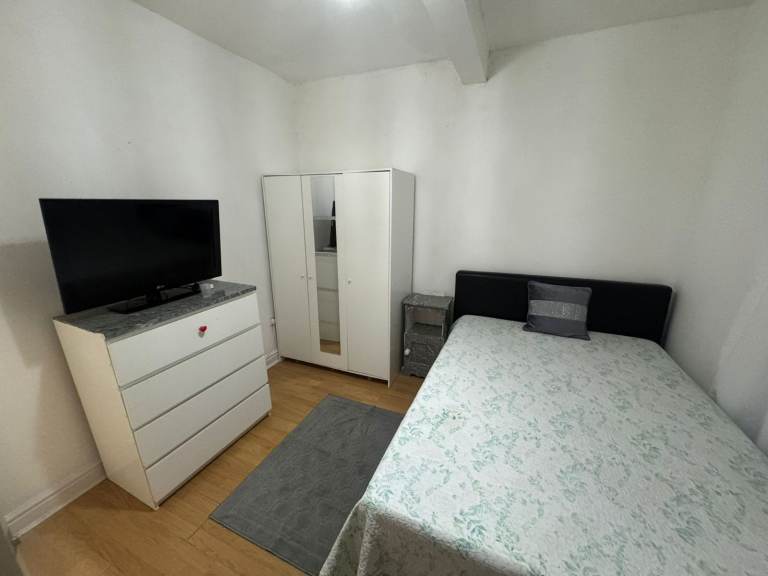  A double room to rent in Becontree heath/ Dagenham RM8 3 