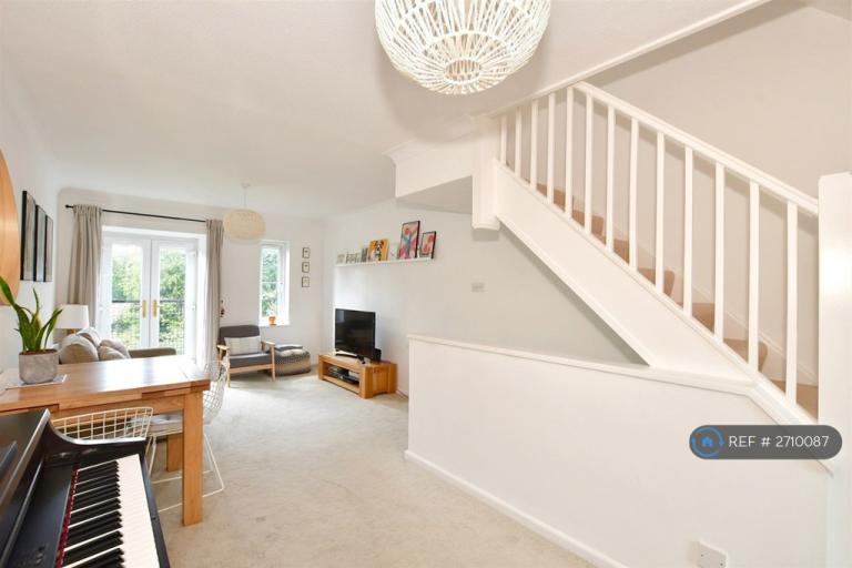 1 bedroom flat in John Wiskar Drive, Cranleigh, GU6 (1 bed) (#2710087)
