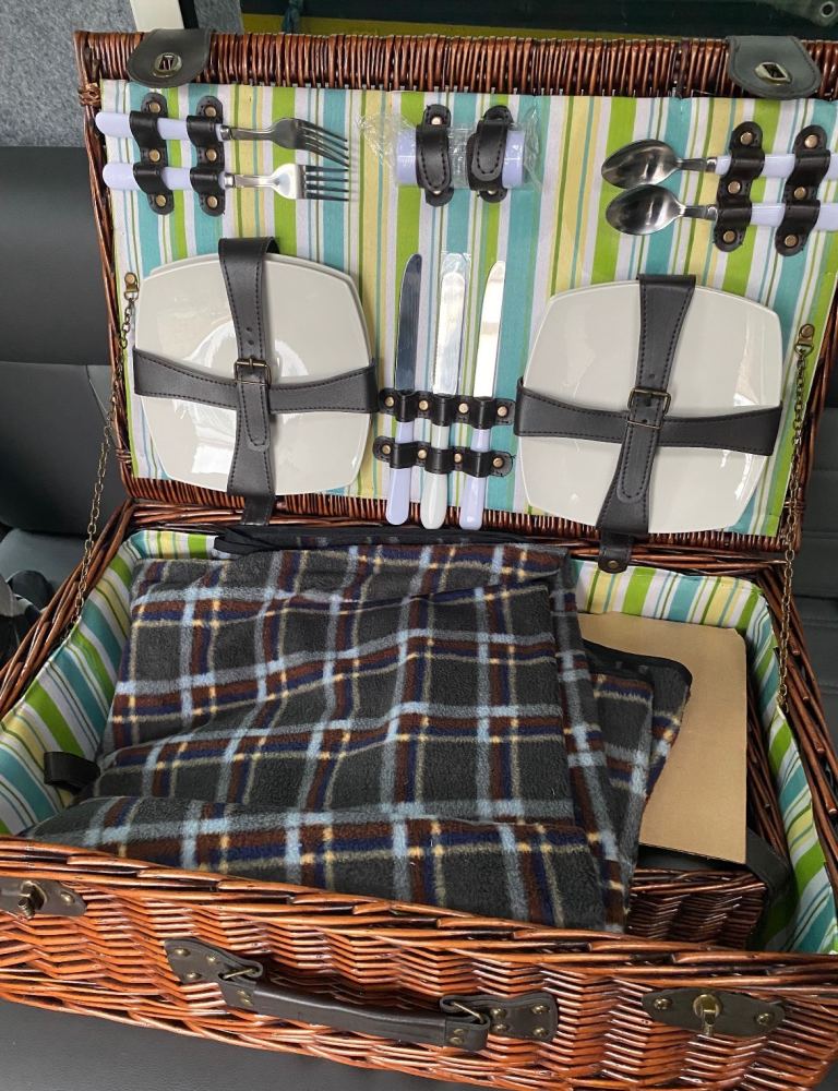 Wicker Picnic Basket with Plates, Cutlery & Plaid Blanket – Excellent Condition