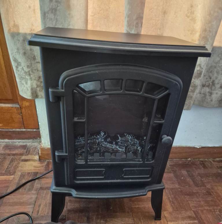 Electric Fireplace Heater with Realistic Flame Effect – Good Condition