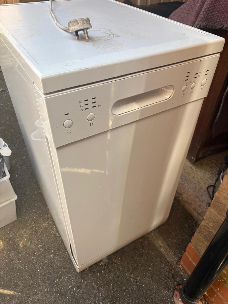 White Freestanding Dishwasher – Fair Condition
