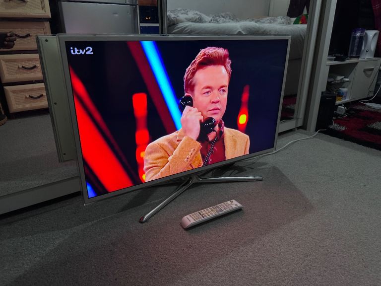 WHITE 37” SAMSUNG LED FULL HDTV 