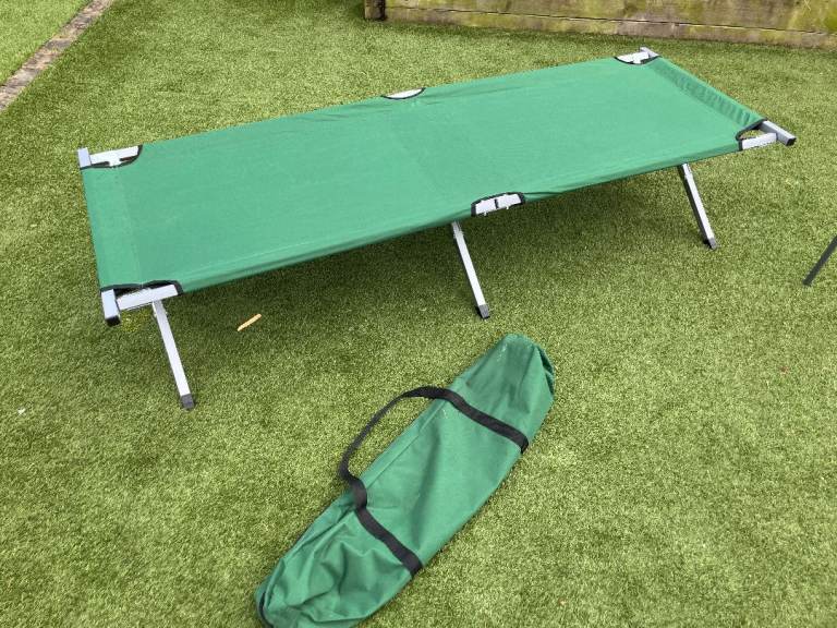 Folding cotbed camp bed.