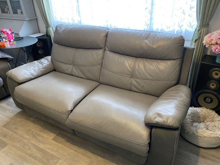 Leather sofa with recliners good condition can deliver 
