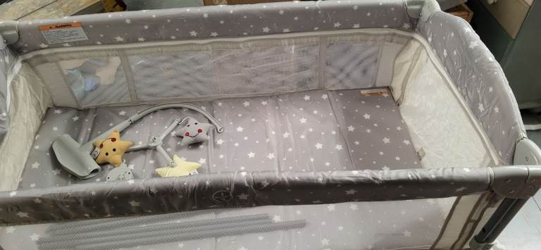 Travel cot / play pen perfect for puppies and kittens