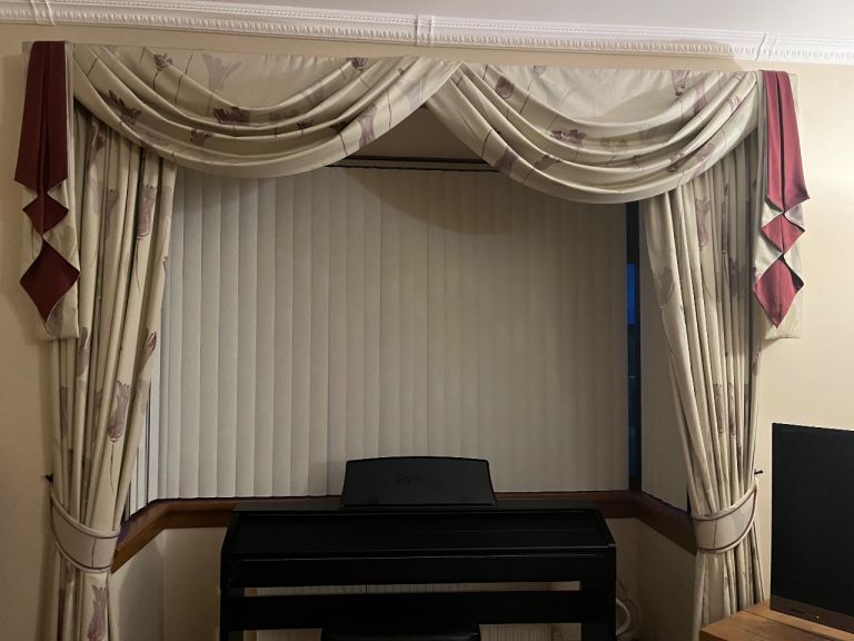 Living room curtain with pelmet 