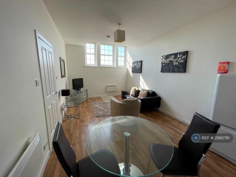 1 bedroom flat in Fraser House, Aberdeen, AB11 (1 bed) (#2993761)