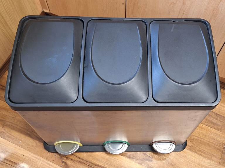recycling kichen bin in used good condition, 