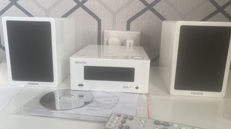 Denon CEOL RCD-N9 Hi-Fi System with Speakers and Remote