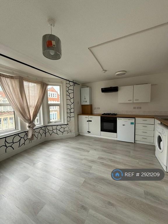 1 bedroom flat in George Lane, London, E18 (1 bed) (#2921209)