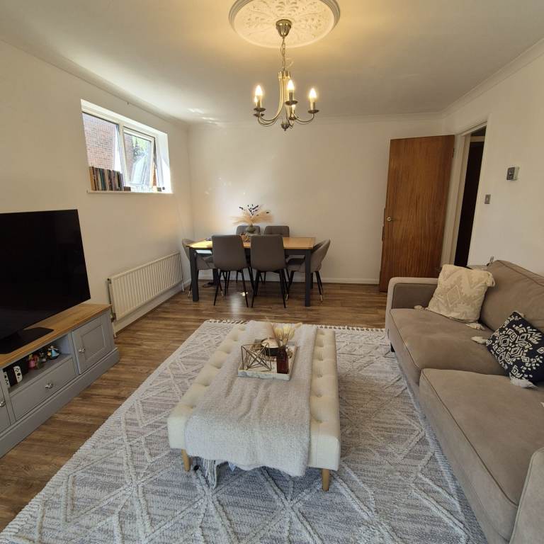 Perfect 3 bedroom house for long term rent located near tube in Walthamstow!