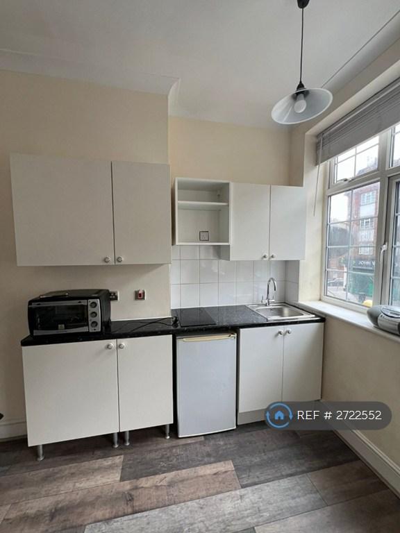 Studio flat in Parade Mansions, London, NW4 (#2722552)