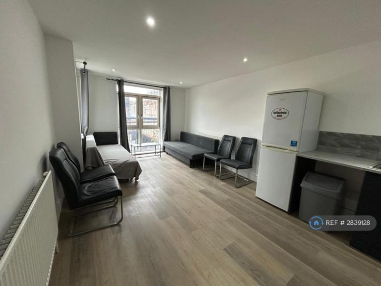 2 bedroom flat in Kilburn High Road, London, NW6 (2 bed) (#2839128)