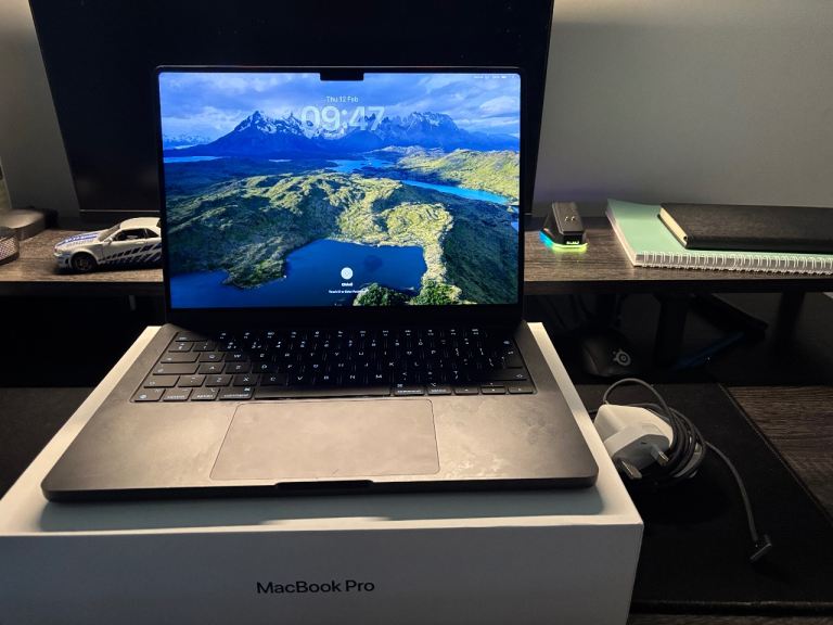 MacBook Pro M4 Space Black 14-inch – Like New, Barely Used