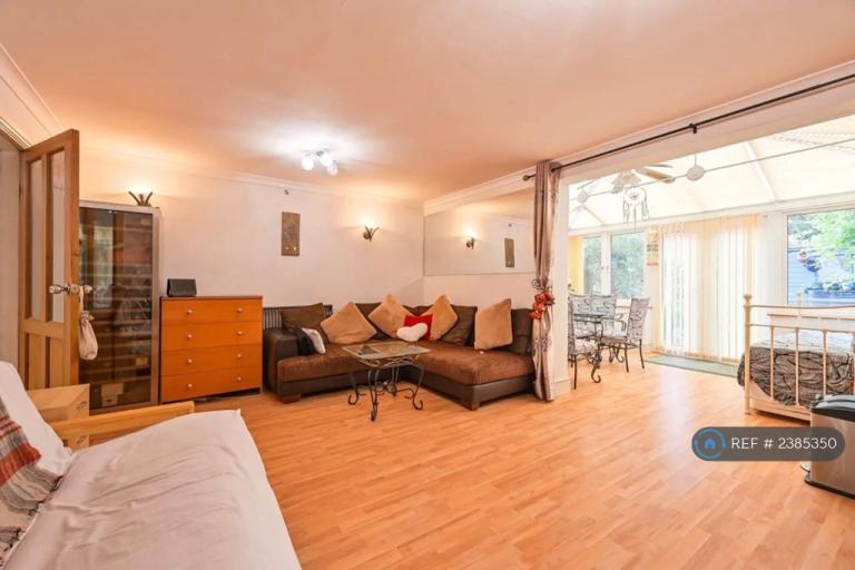 3 bedroom house in Sark Walk, London, E16 (3 bed) (#2385350)