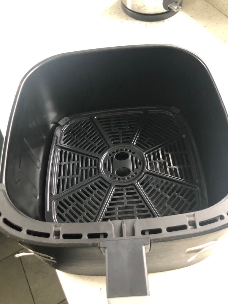 RUSSELL HOBBS AIR FRYER 