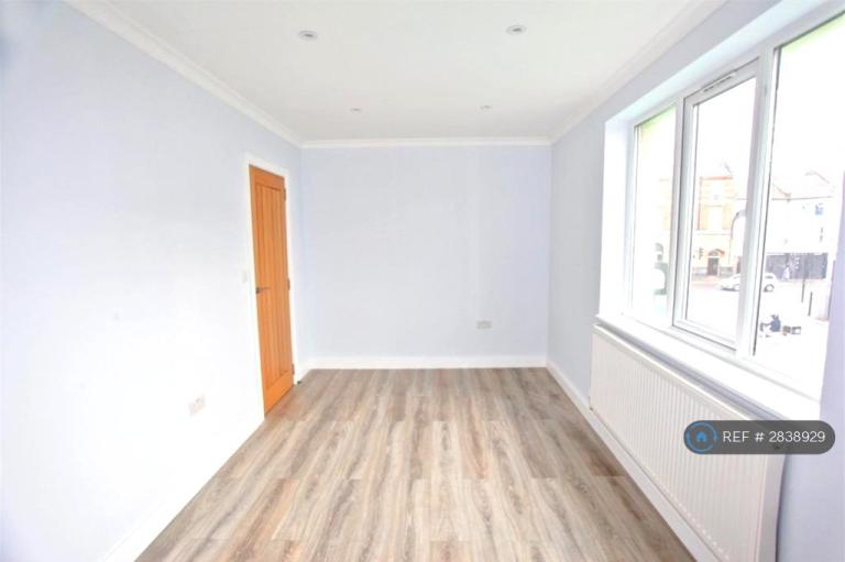 1 bedroom flat in Lea Bridge Road, London, E10 (1 bed) (#2838929)