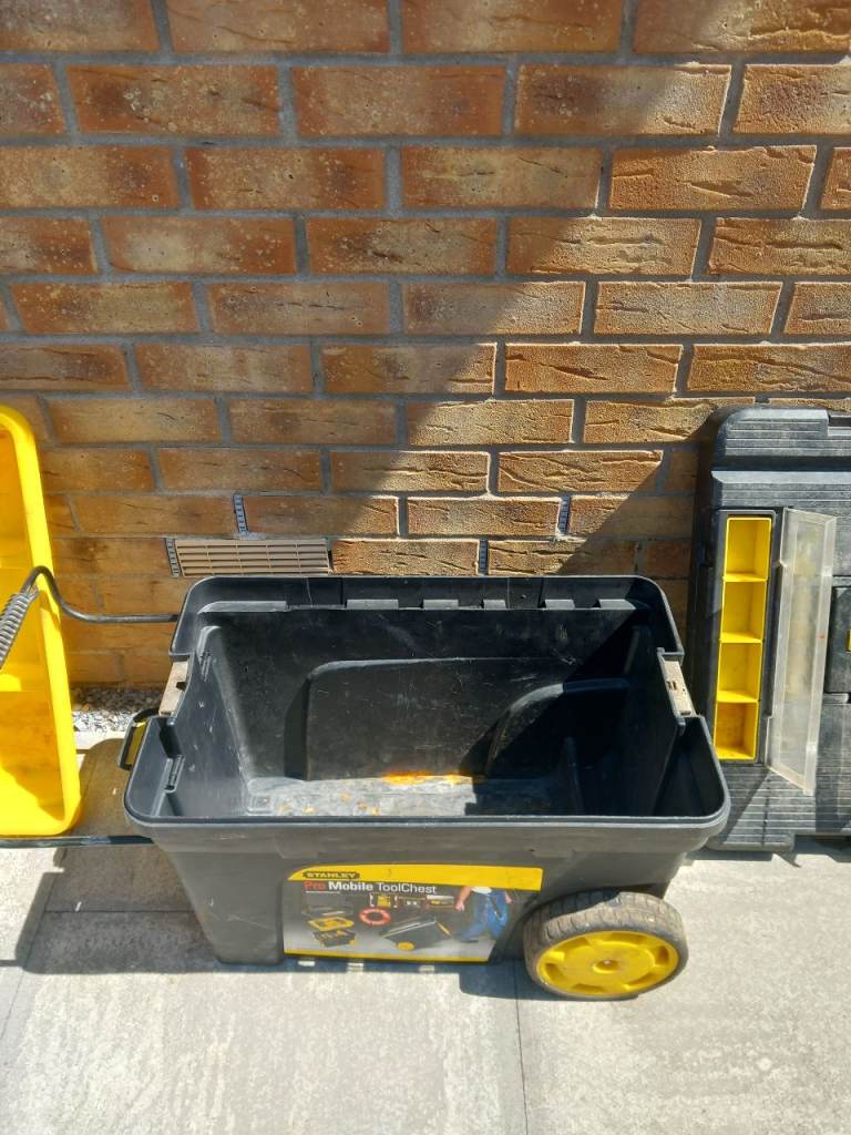  Tool chest on wheels