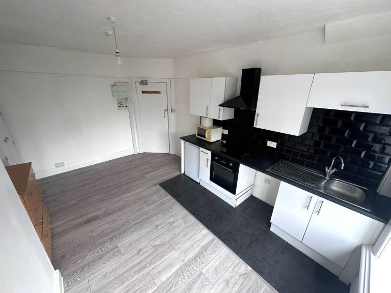 Studio flat - Highfield - BILLS INC - Available NOW
