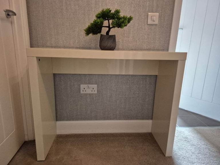 Cream Gloss Sidetable